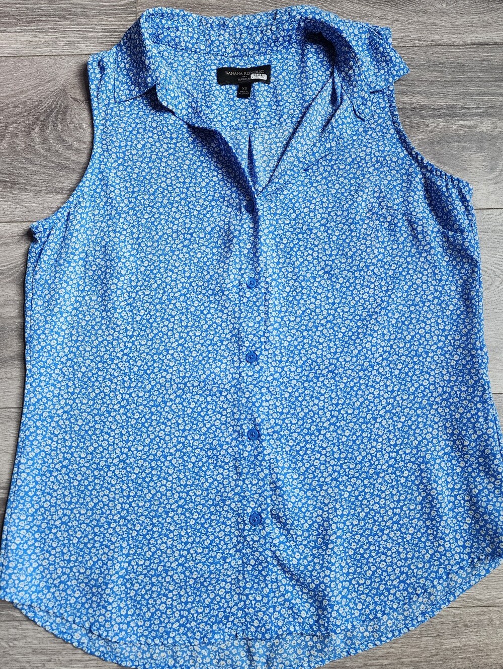 Banana Republic Micro Blue Floral-Print Sleeveless Button Up Blouse With Collar